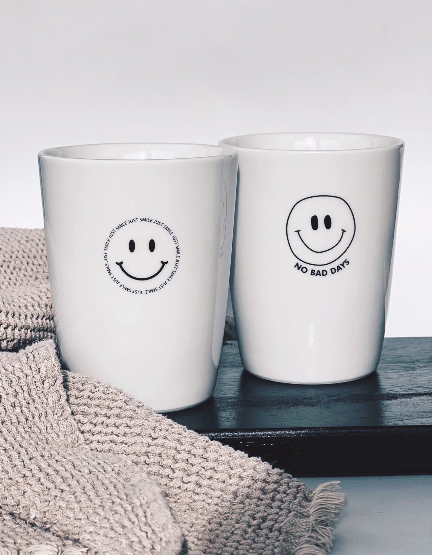 Becher Smiley schwarz "no bad days"