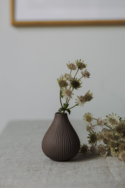 kleine braune Keramikvase Ekenäs