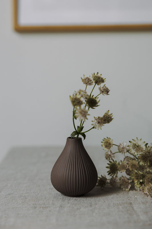 kleine braune Keramikvase Ekenäs