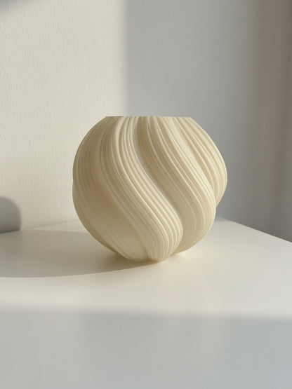 Vase gedreht aus Glas/Weiß