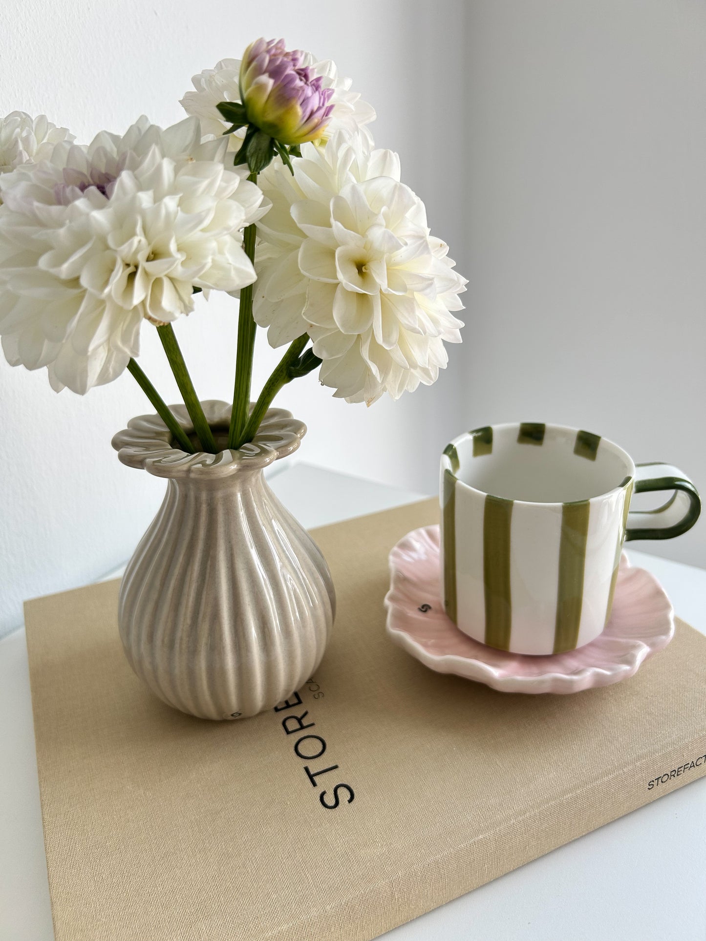 Becher im Streifentrend