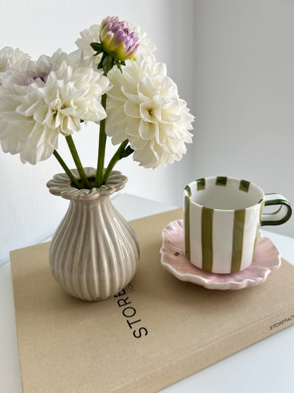 Becher im Streifentrend