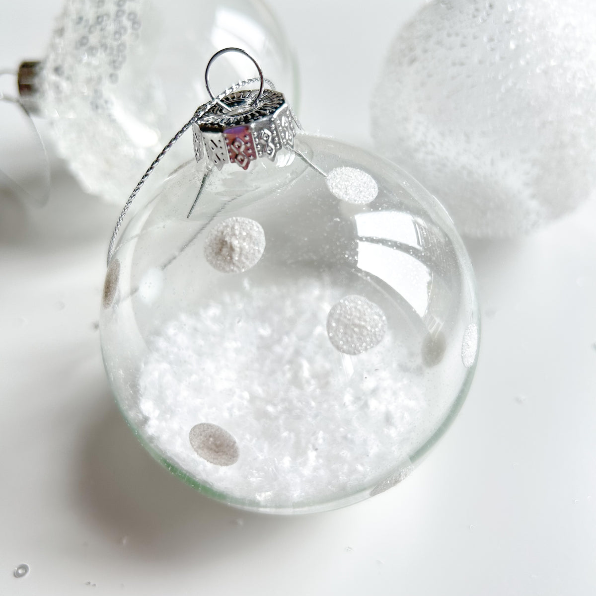 Boltze Weihnachtskugel Solana white dots – DecorbyMary